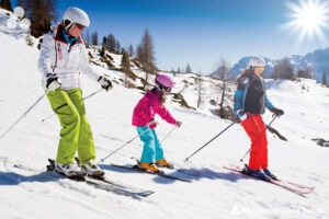 Group of 3 skiers