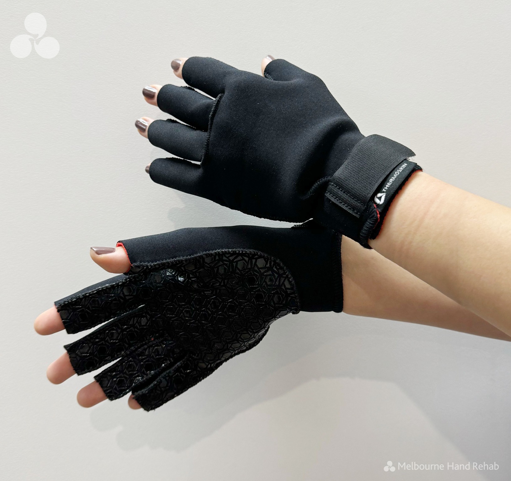 Thermoskin compression gloves
